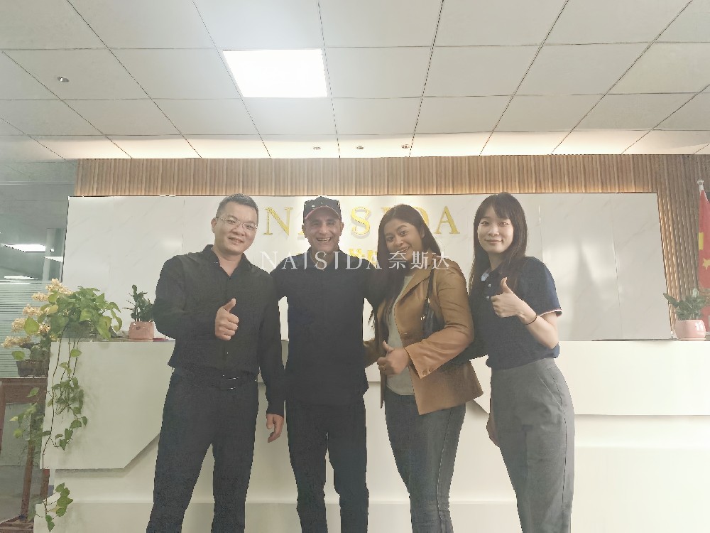 歡迎東南亞客戶來公司考察除濕機加濕機
